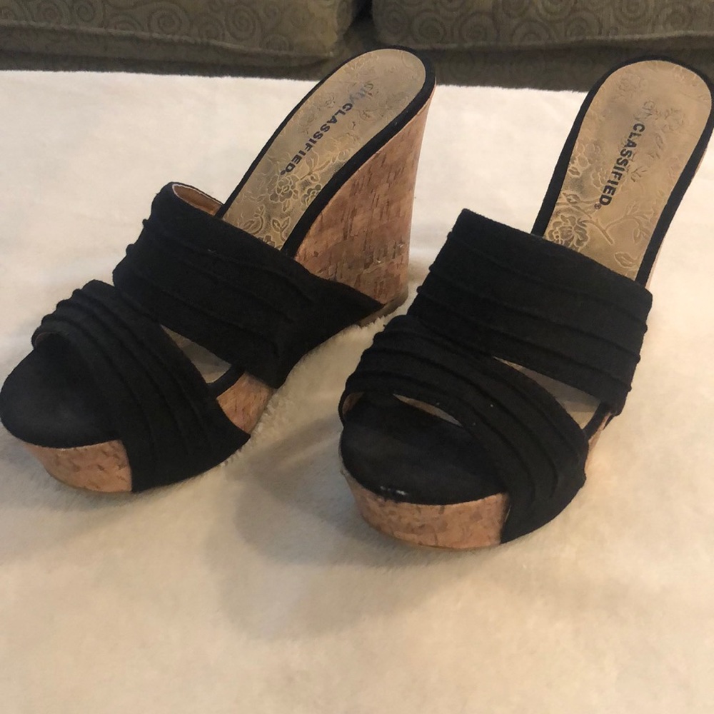 City classified black cork wedges